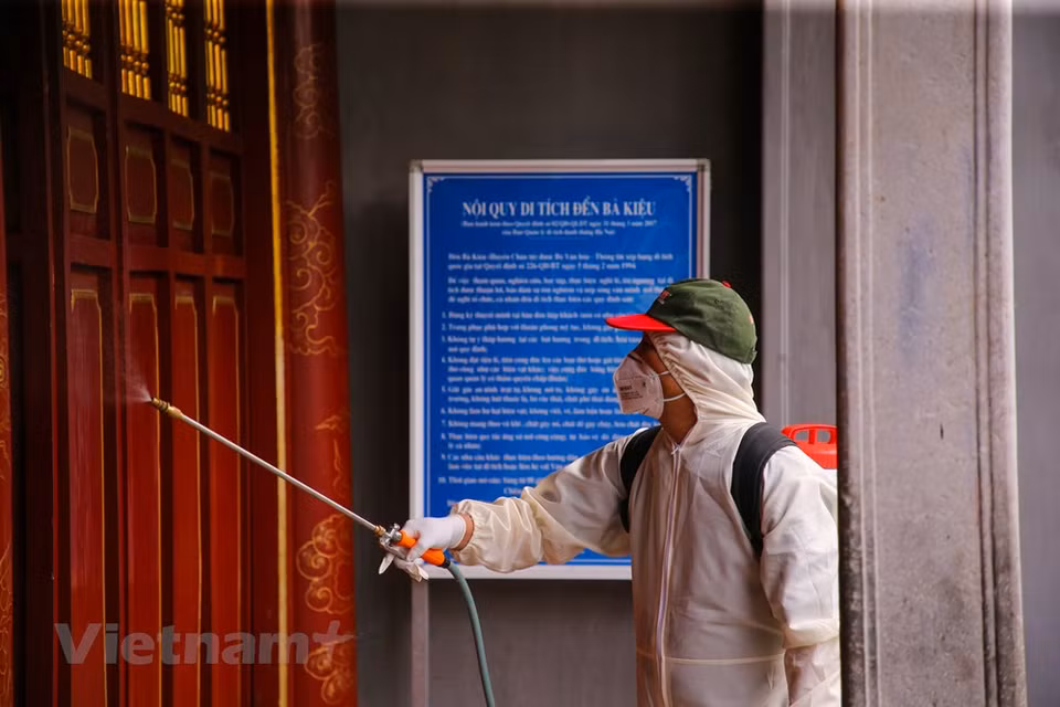 疫情爆发期间，首都河内各遗迹区将暂时接待游客，并经常进行消毒。恢复开门迎客的时间将按照卫生部和河内市人民委员会的指示另行通知。图自越通社