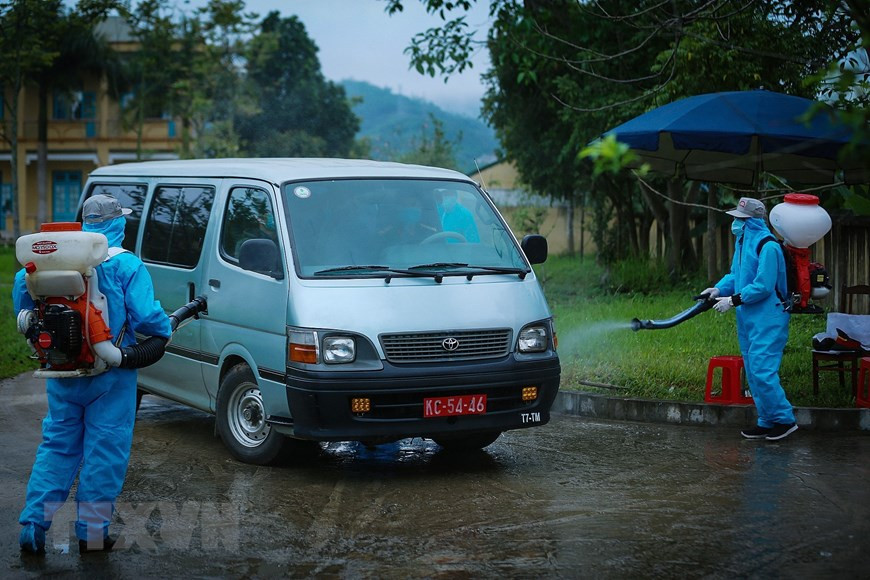 在公民乘车离开和平省军事学校之前，这些配送车辆都被消毒。（越通社记者仲达 摄）