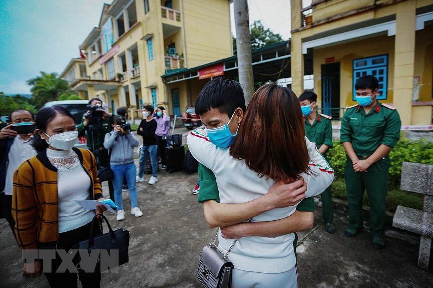 14天集中隔离也是公民和战士终身难忘的记忆。离开之时，大家都感到恋恋不舍。（越通社记者仲达 摄）