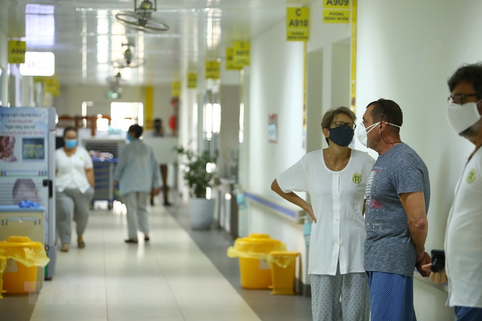 在河内市清娴医院接受隔离观察的外国游客。越通社记者 明决 摄