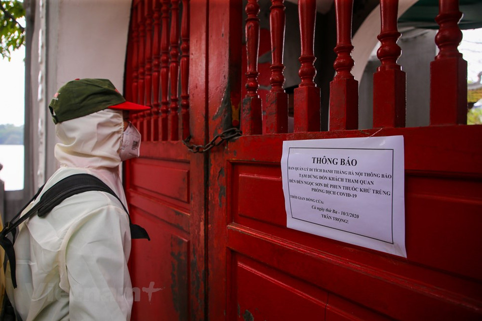 每天迎来上千名国内外游客的玉山祠也暂停接待游客，以展开消毒防疫工作。图自越通社