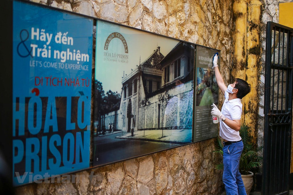 感染新冠肺炎疫情的两名英国籍游客参观火炉监狱当天，该遗迹接待15名游客。与上述两名英国籍游客有过接触的3名工作人员进行居家隔离。图自 越通社