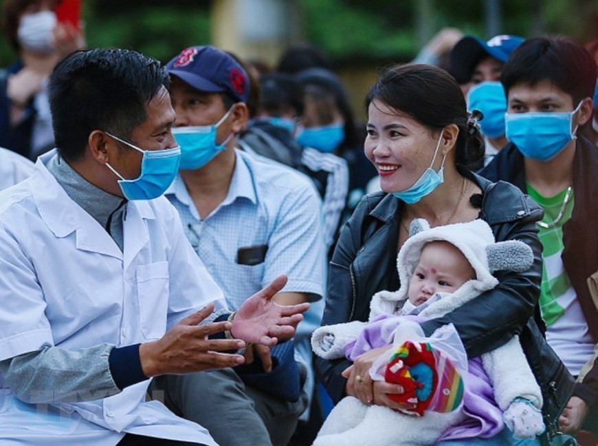 和平省医务人员为完成隔离期的公民授予证书。图自越通社