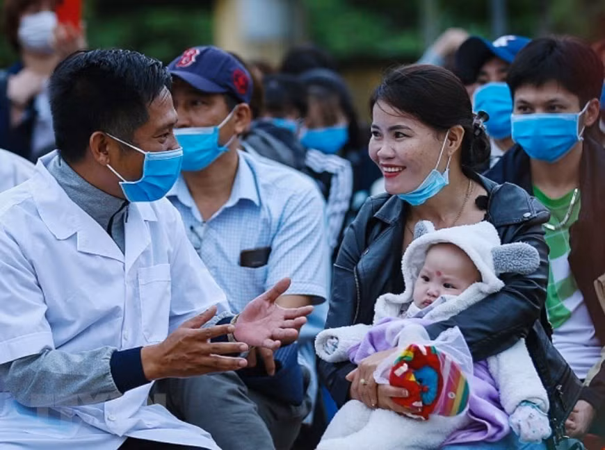 和平省医务人员为完成隔离期的公民授予证书。图自越通社
