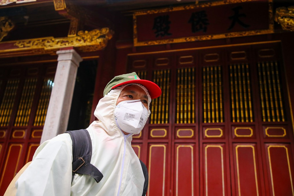 3月10日下午， 河内市还剑郡的7处遗迹区已进行喷洒消毒剂。图自越通社