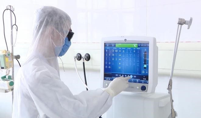 医生们对患者的体检指数进行检查。图自越通社