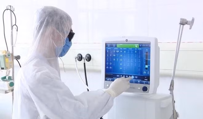 医生们对患者的体检指数进行检查。图自越通社