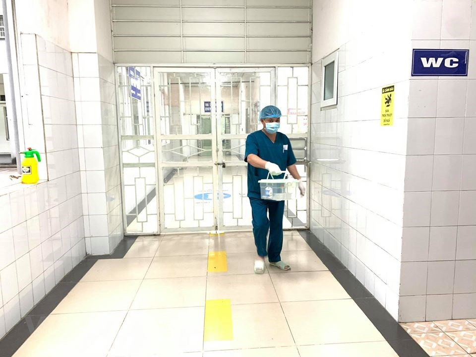 医生们对患者拍X-光照。图自越通社