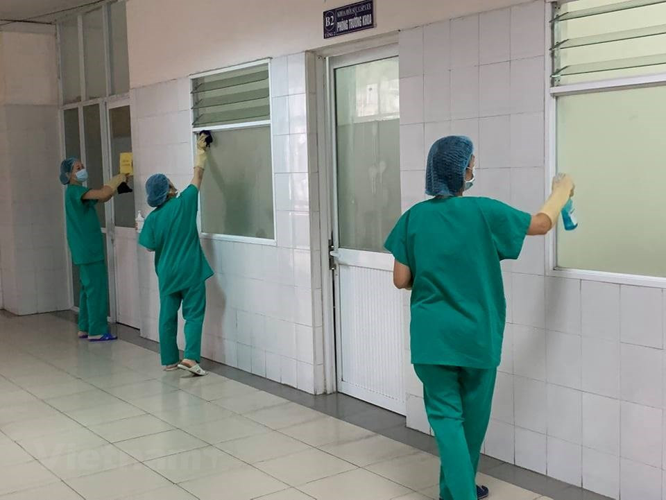 人员们对病房和隔离区进行清洁消毒。图自越通社