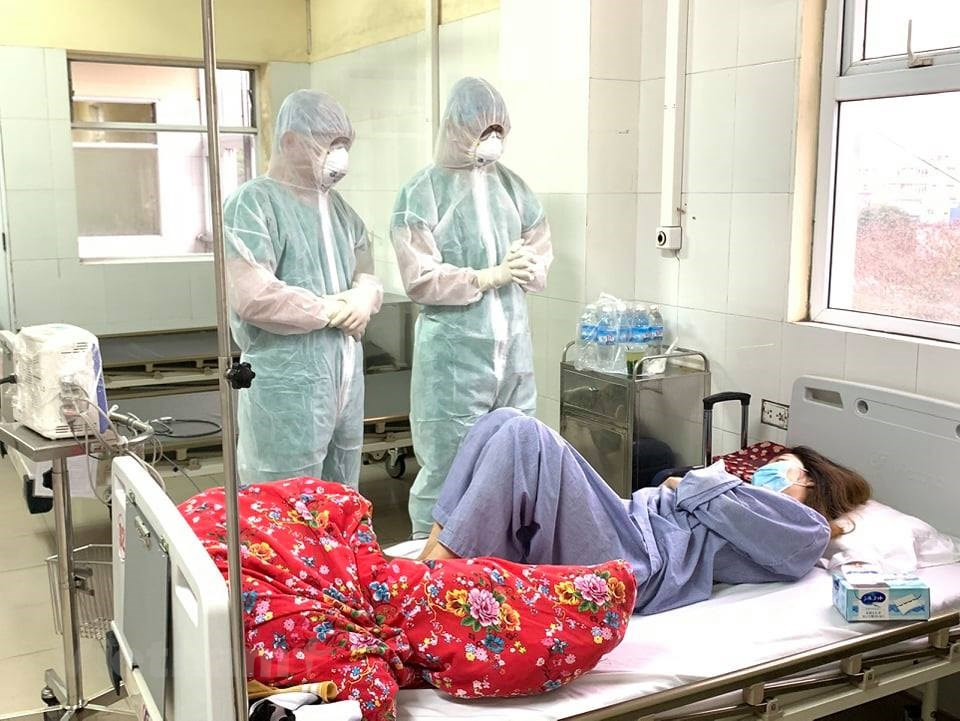 24岁的女性新冠肺炎确诊病例在广宁省二号医院接受隔离治疗。图自越通社