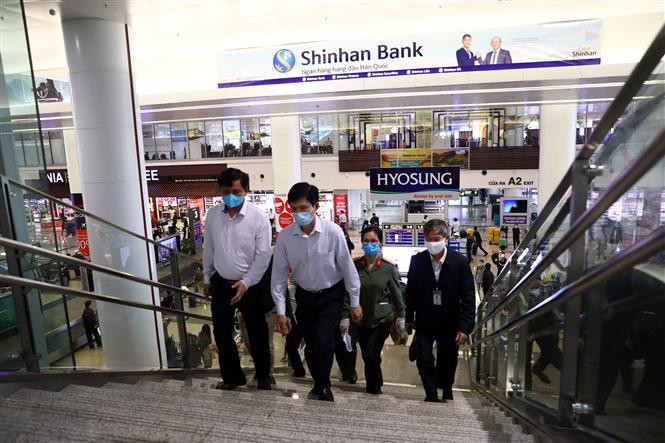 3月18日下午，越南交通运输部副部长黎英俊对内排国际机场防疫工作进行实地检查。越通社记者辉雄 摄