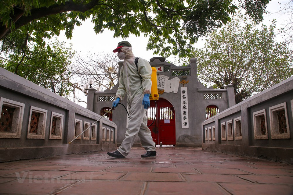 玉山祠管理委员会已为工作人员提供有关防疫的知识。图自越通社