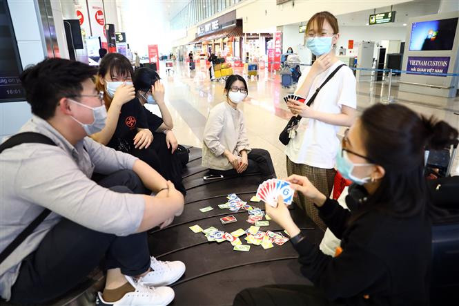 从欧洲归国的越南留学生等待被送到集中隔离区。越通社记者辉雄 摄