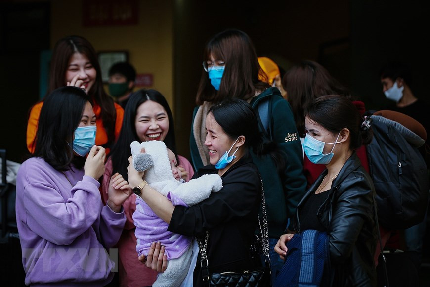 完成14天隔离之后大家都感到高兴。（越通社记者仲达 摄）