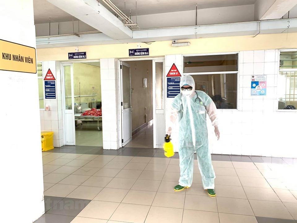 人员们对病房和隔离区进行清洁消毒。图自越通社