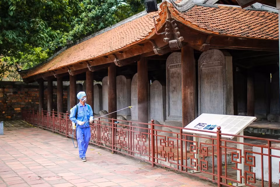 文庙-国子监遗迹区也决定暂停接待游客，旨在按照卫生部的引导进行喷洒消毒剂。图自越通社