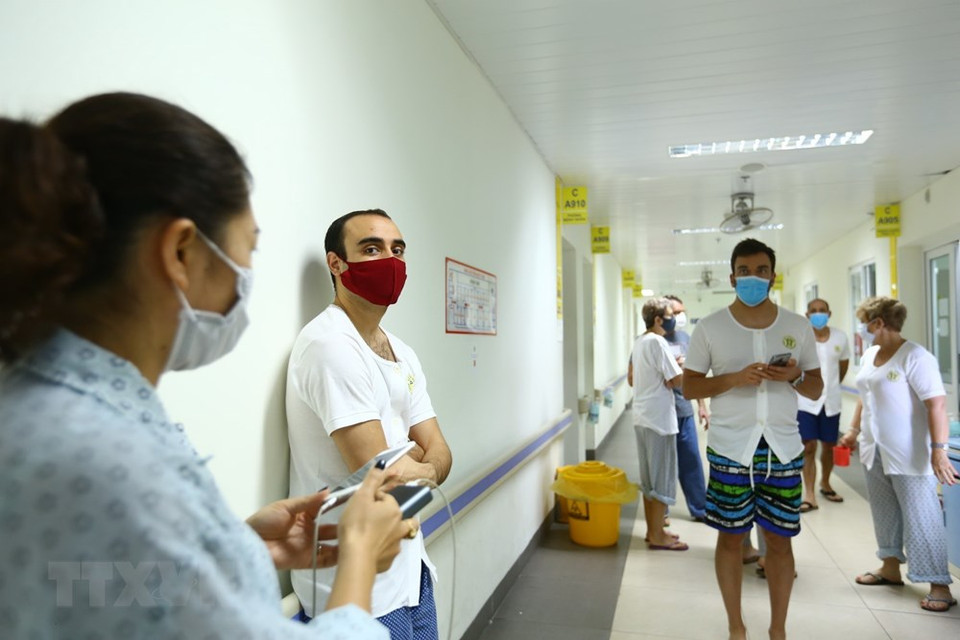 在河内市清娴医院接受隔离观察的外国游客一直保持乐观心态。越通社记者 明决 摄
