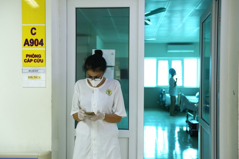 在河内市清娴医院接受隔离观察的外国游客。越通社记者 明决 摄