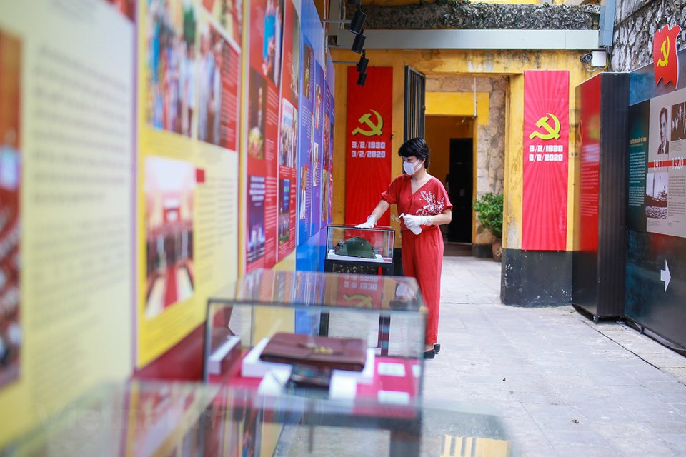 经核查乘坐VN0054号航班抵达河内市内的所有乘客的行程后，职能机关已发现与河内首例新冠肺炎确诊病例一起乘坐该航班的两名英国籍游客曾参观过火炉监狱遗迹，因此该遗迹从3月9日13时已暂停接待游客。图自越通社