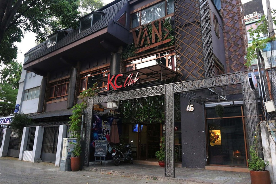 第一郡范玉石街酒吧和俱乐部暂时运营。越通社记者 清武 摄