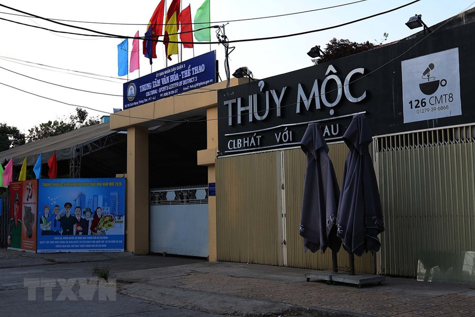 第三郡8月革命街唱歌俱乐部根据市人民委员会的要求暂时关门。越通社记者 清武 摄
