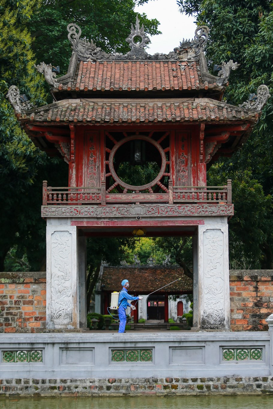 文庙-国子监遗迹区每周将进行两次消毒，以确保游客重返参观时的安全。图自越通社