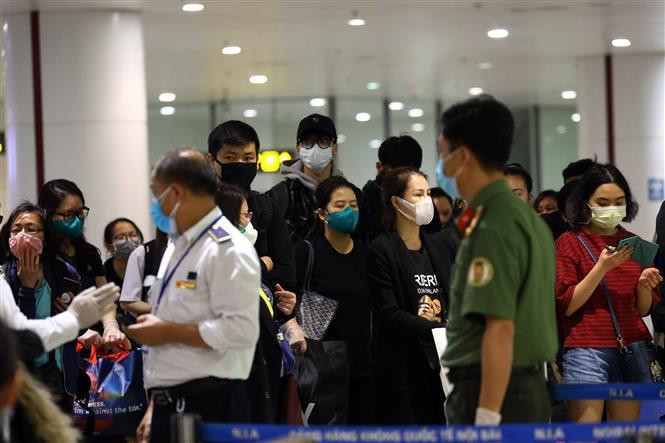 来自美国、欧洲和东盟等地区入境越南的旅客都要进行隔离观察。越通社记者辉雄 摄