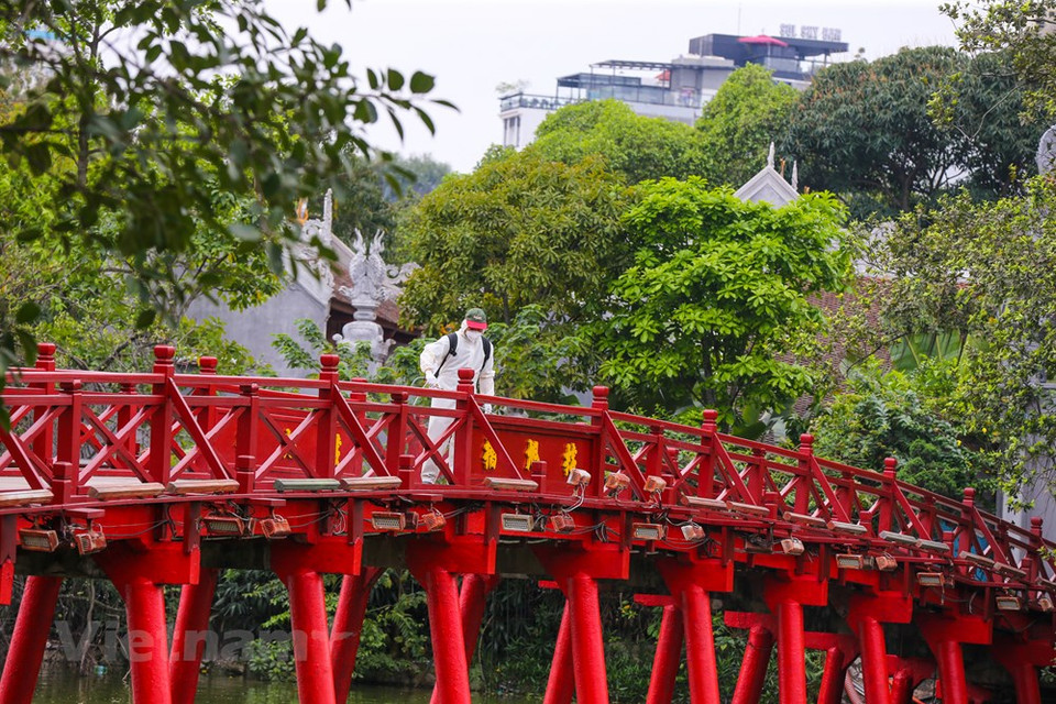 栖旭桥——首都河内的一个著名旅游景点已进行喷洒消毒剂。图自越通社