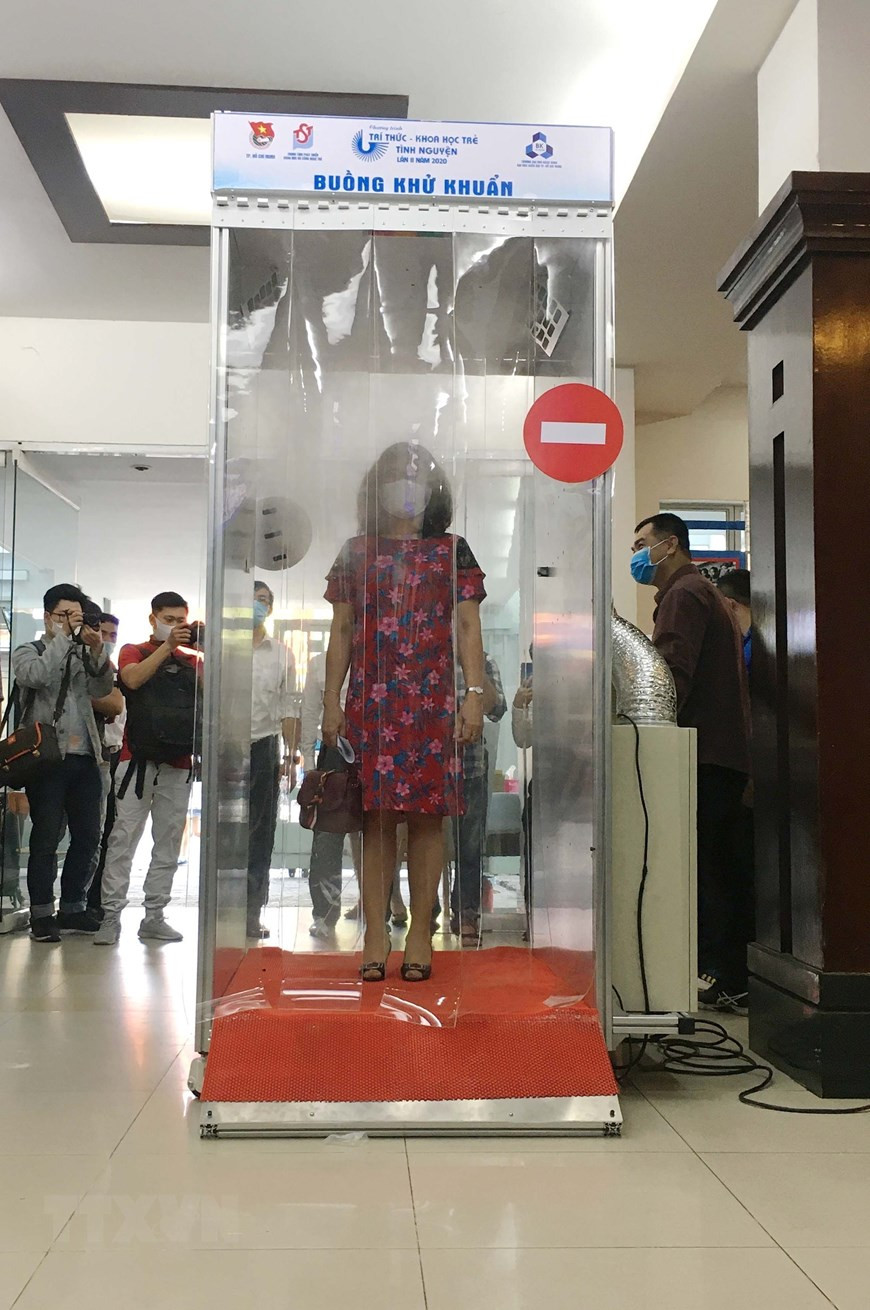 由胡志明市青年研制的人员消毒通道正式亮相。图自越通社