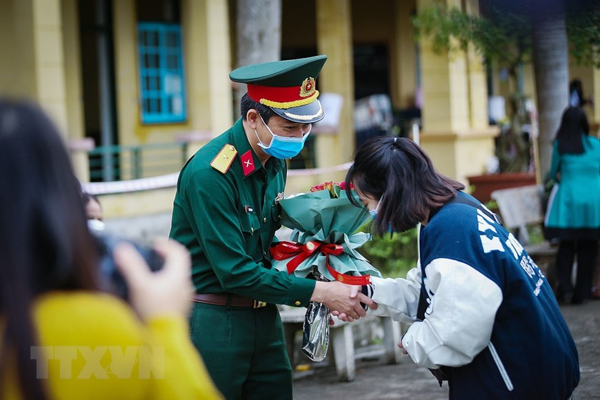 一名在韩越南留学生给范光辉中校送花，以表达感恩之心。（越通社记者仲达 摄）