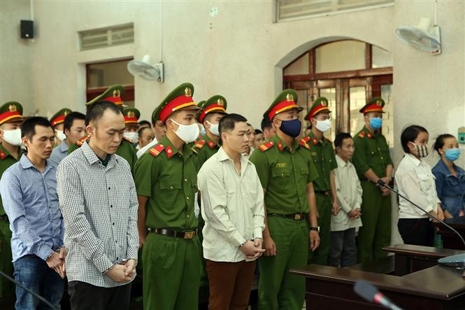 以“包庇罪”对曹阿区、庞阿玲、庞阿明等宣判有期徒刑24个月。越通社记者潘俊英 摄