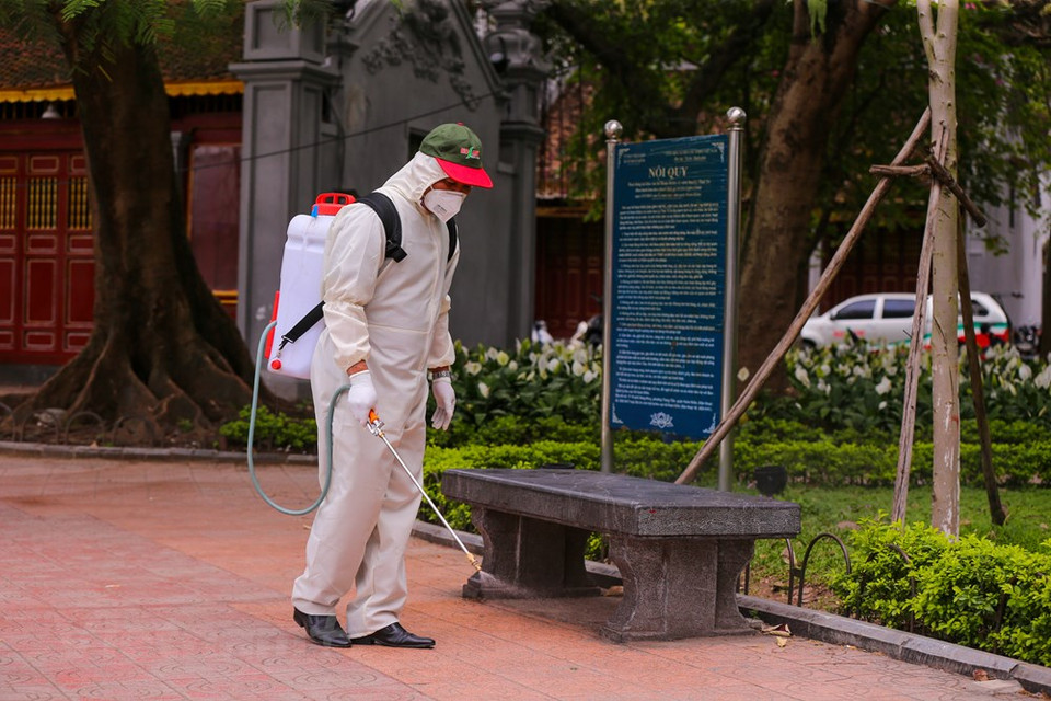 为了确保居民和游客的绝对安全，各遗迹区周围地区也展开消毒防疫工作。图自越通社