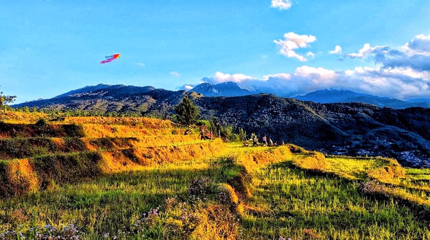 依梯乡位于河内以北360公里，是老街巴萨以西的山区乡，这里是沙巴和印度支那的屋顶，即蕃西邦山峻岭的所在地。但是，让我们暂时忘记旅游胜地沙巴并探索依梯，因为这是越南北部山区最著名的狩猎云雾的地方之一，也是游客到访老街时不可错过的旅游胜地。图自Vietnam+