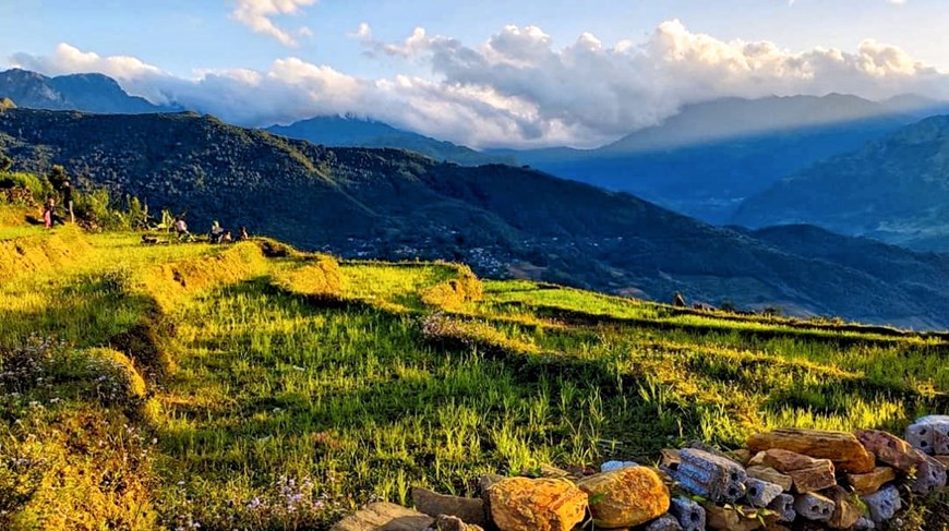 老街省地处越南北部，东接河江省、南连安沛省和山罗省、西邻莱州省、北与中国云南省河口瑶族自治县接壤。依梯是与中国接壤的山区。这里的居民主要以蒙族、瑶族、热依、哈尼等民族为主。这里拥有非常美丽的风景，层层叠叠的梯田蜿蜒迂回,宛如画卷。图自Vietnam+