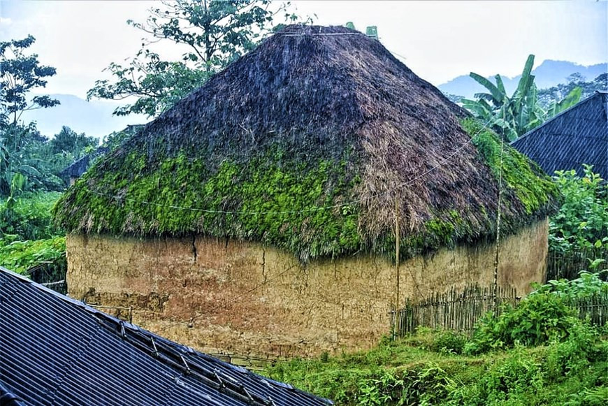 老街省地处越南北部，东接河江省、南连安沛省和山罗省、西邻莱州省、北与中国云南省河口瑶族自治县接壤。依梯乡位于河内以北360公里，是老街巴萨以西的山区乡，这里是沙巴和印度支那的屋顶，即蕃西邦山峻岭的所在地。特别的是，这里有稻草铺设屋顶的房子，冬天温暖，夏天凉快，十分符合当地恶劣天气。九月可以说是老街依梯县最美的季节。图自Vietnam+