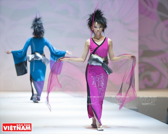 越南大学生参加“2018年樱花系列的亚洲学生奖”的服装。《越南画报》