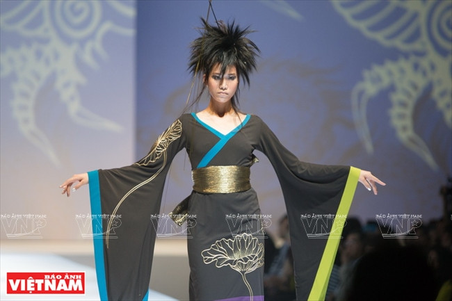 小筱顺子设计的服装拥有传统元素与现代设计、过去与将来等相结合。图自《越南画报》