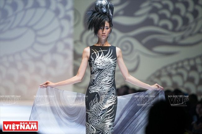 日本设计师小筱顺子的“相反中之美”时装秀表演。《越南画报》