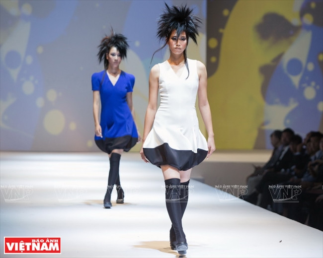 “2018年樱花系列的亚洲学生奖”颁奖典礼上的时装秀表演。《越南画报》