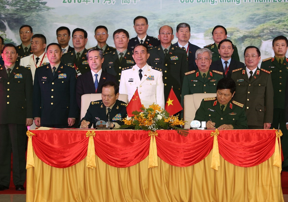 ##s###吴春历大将和魏凤和上将签署友好合作谅解备忘录。越通社记者 杨江 摄 