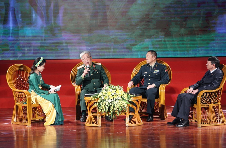 阮志咏上将在座谈会上发表讲话。越通社记者 杨江 摄