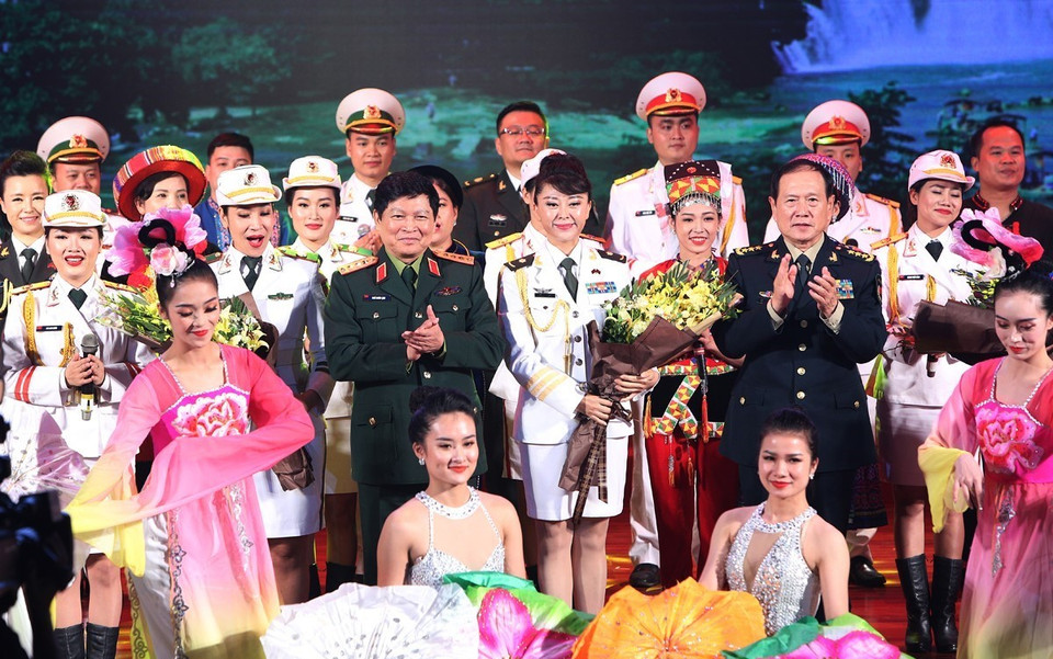 吴春历大将和魏凤和上将向两国艺术家和演员们赠送鲜花。越通社记者 杨江 摄 