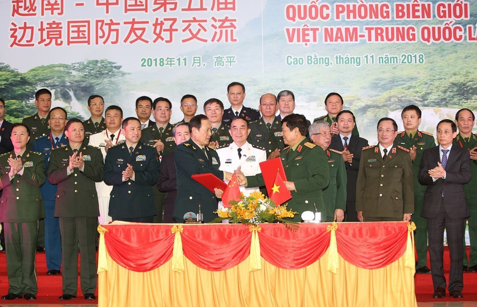 吴春历大将和魏凤和上将签署友好合作谅解备忘录。越通社记者 杨江 摄