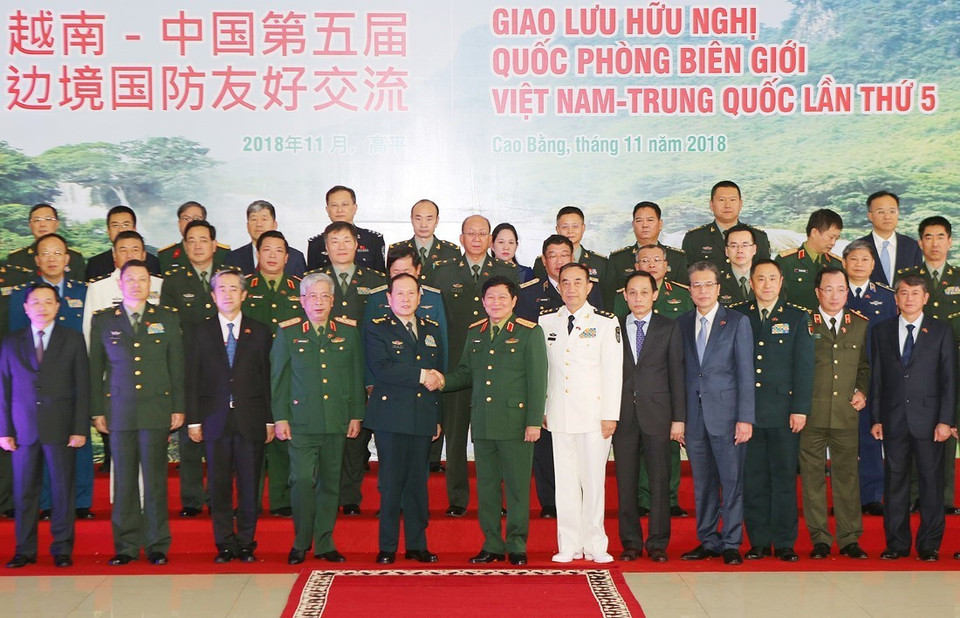 吴春历大将和魏凤和上将同代表们合影。越通社记者 杨江 摄