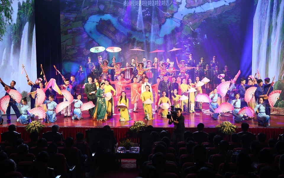 越南代表团的精彩艺术节目。越通社记者 杨江 摄