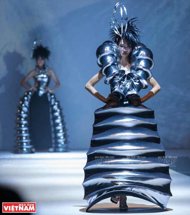 “相反中之美”时装秀给观众留下深刻印象。《越南画报》