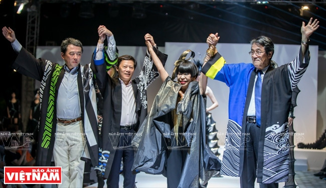 日本设计师小筱顺子在“2018年樱花系列的亚洲学生奖”总决赛。《越南画报》