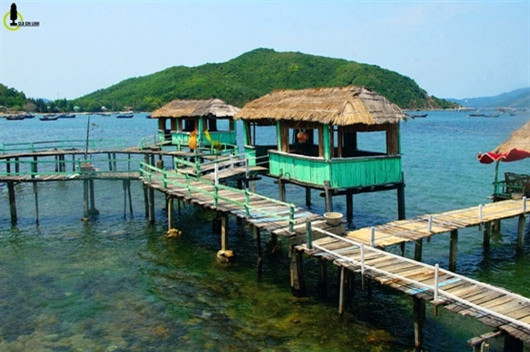 一字山被富安省规划为省的重要旅游景点，在海边修建的草房子开始吸引游客前来度假和赏景。