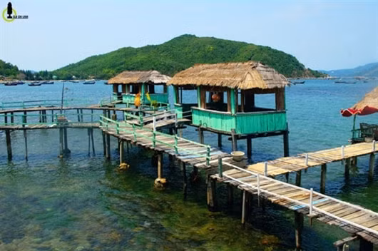 一字山被富安省规划为省的重要旅游景点，在海边修建的草房子开始吸引游客前来度假和赏景。