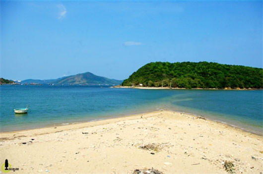 一字山的独特之处在于一条穿越海水下面的通路，当海水退潮时人们才能看见这条路。